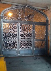 درب سه لنگه بازشو گره سازی شده به ارتفاع ۴ متر و عرض۴ متر مسجد سلمان شهر